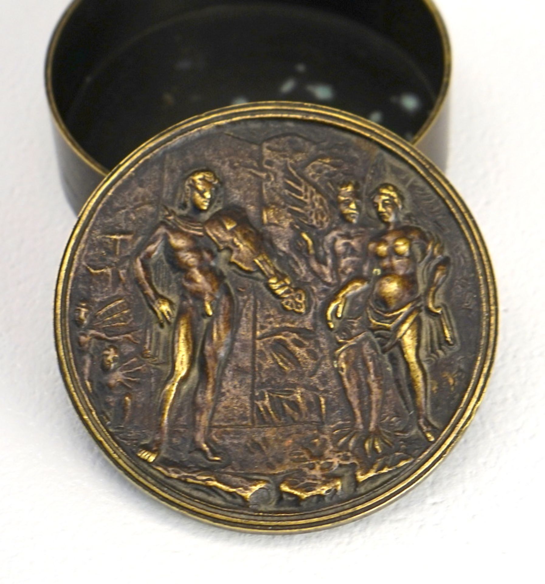 Dose mit antikisierender Szene, Bronze - Bild 3 aus 3