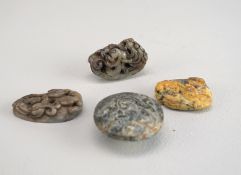 Vier Jadeobjekte, u.a. Amulette nach archaischen Vorbildern