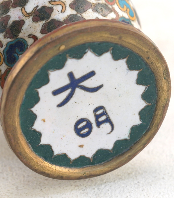 Cloissonné-Vase in Balusterform, China 19.Jhd. - Bild 3 aus 3