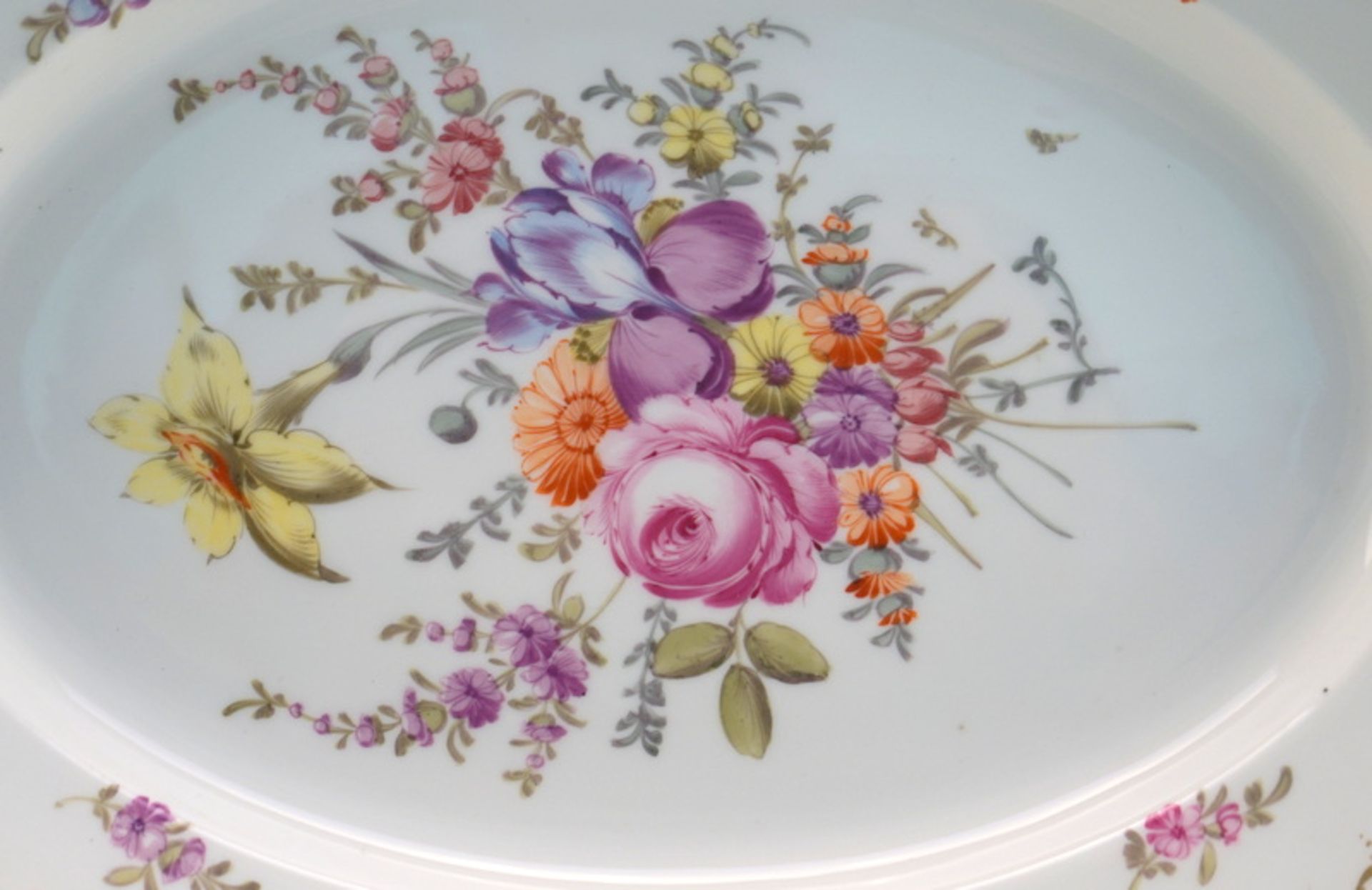 Königl. Meissen: Ovale Platte mit großem Blumenbouquet, um 1900 - Image 2 of 3