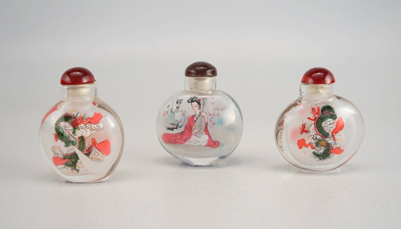 Drei Snuff Bottles mit Hinterglasmalereien