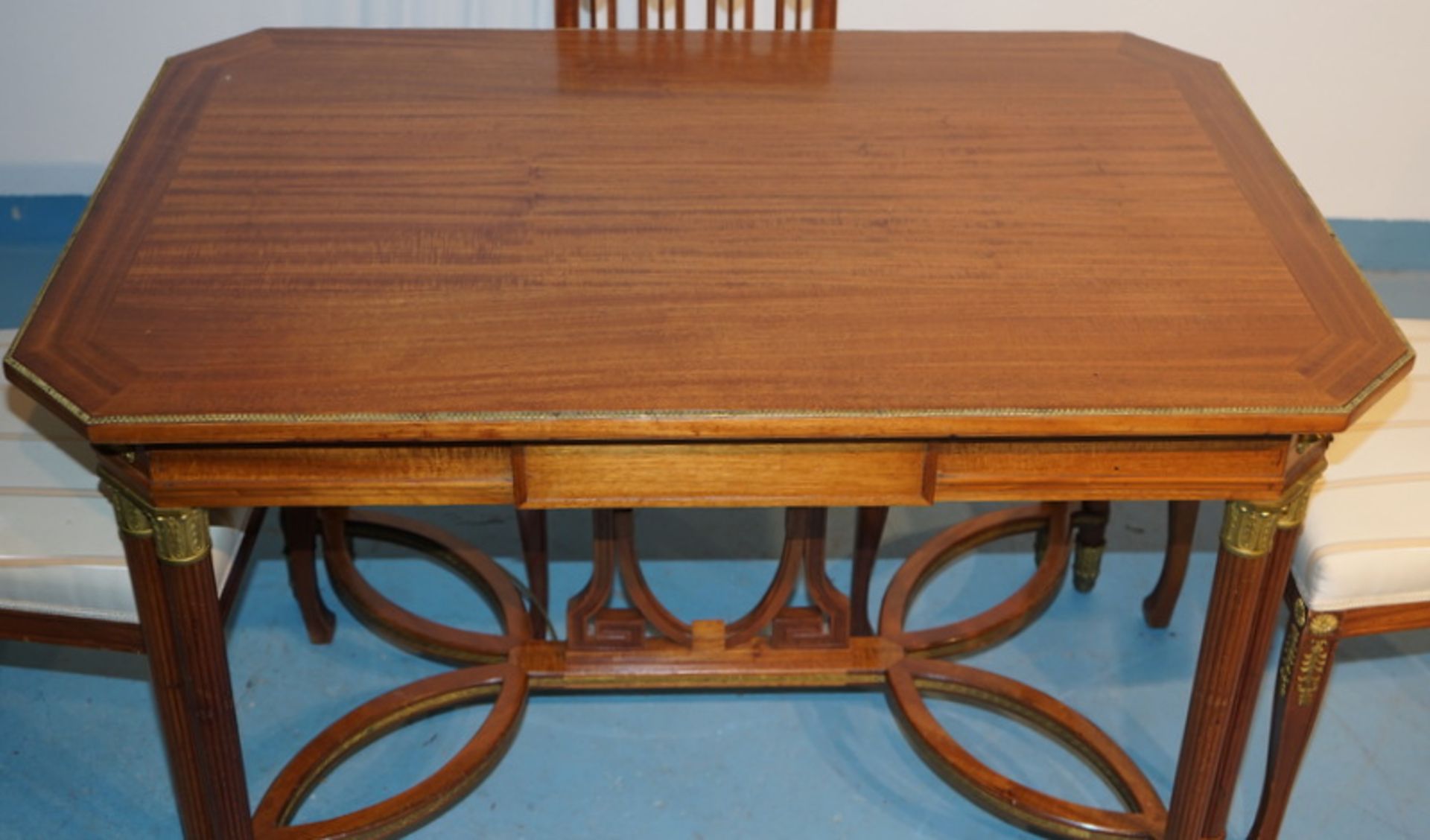 Gruppe, Tisch u. 4 Stühle im Stil des Klassizismus, um 1950 - Image 5 of 7
