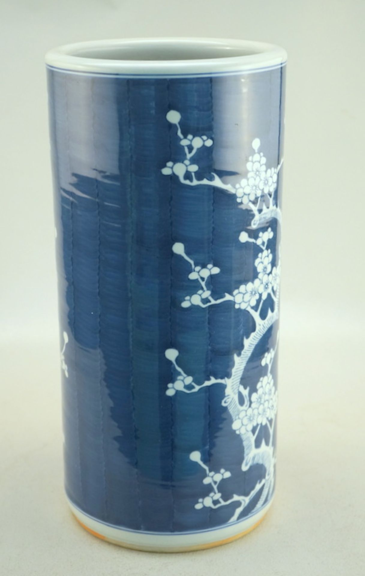 Zylinderförmige Vase mit unterglasurblauem Kirschzweigdekor Quing - Image 2 of 3