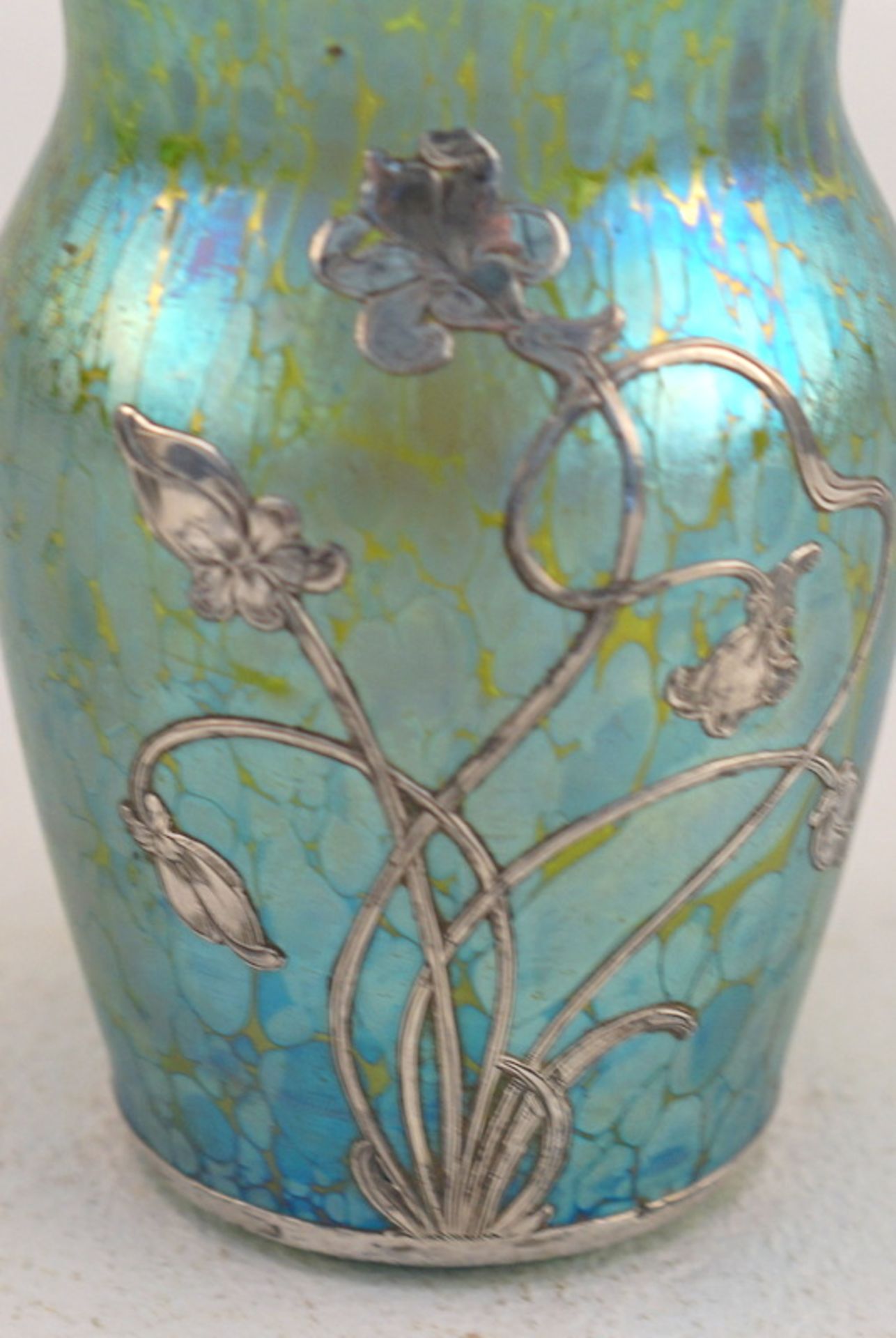 Lötz Witwe, Klostermühle: Phänomen Vase mit Orchideen in Silver Overlay - Image 2 of 3