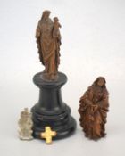 Holzminiaturen: 2 Madonnen, Kreuz, ägyptisches Steinfigürchen
