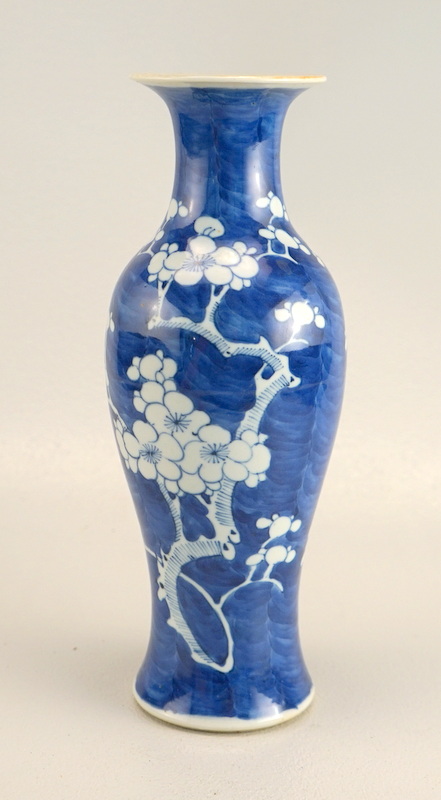 Balustervase mit unterglasurblauem Kirschblütendekor