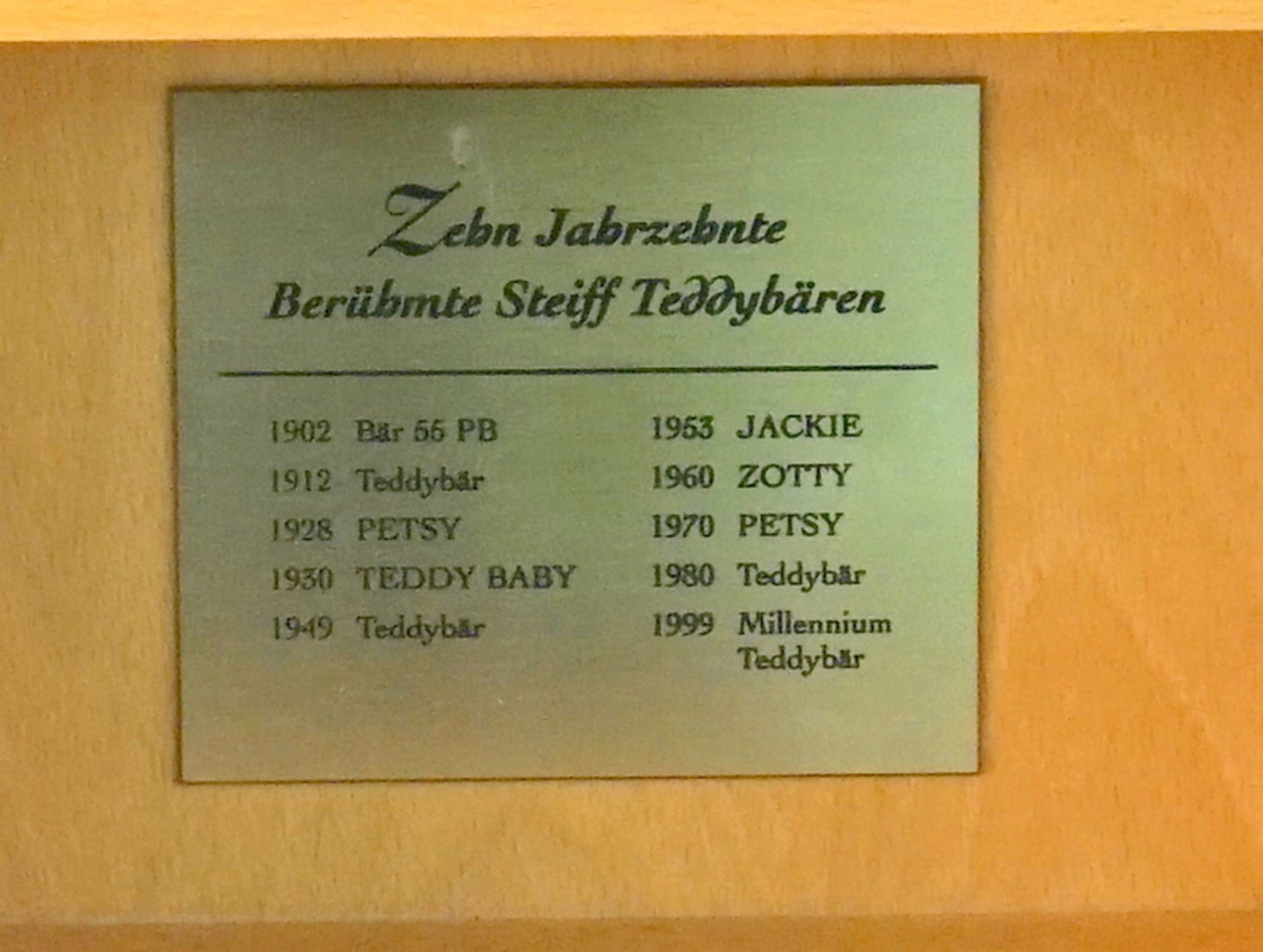 Steiff: Zehn Jahrzehnte berühmte Steiff Teddybären - Image 2 of 2