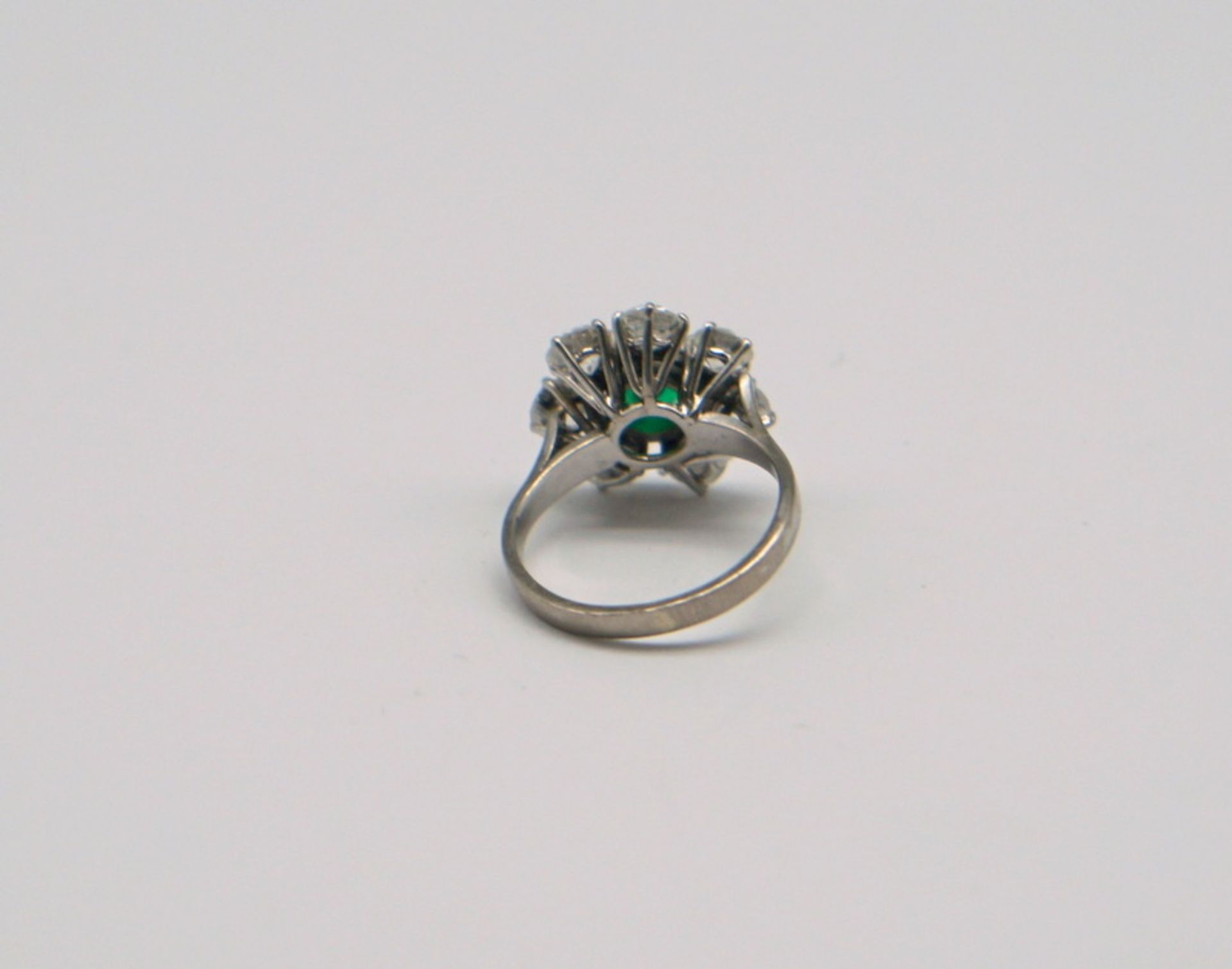 Blumenförmiger Ring mit Smaragd und Brillanten, 585 WG, 2ct Brillanten - Image 7 of 7