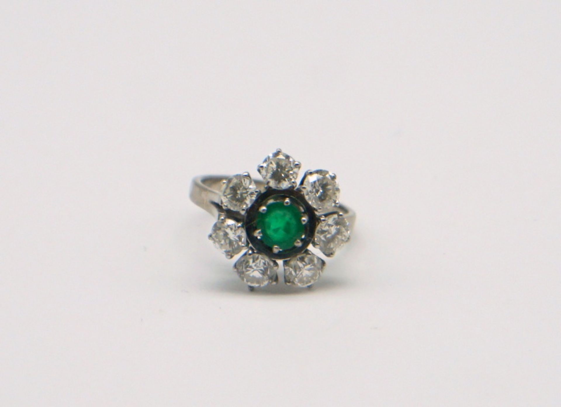 Blumenförmiger Ring mit Smaragd und Brillanten, 585 WG, 2ct Brillanten - Image 6 of 7