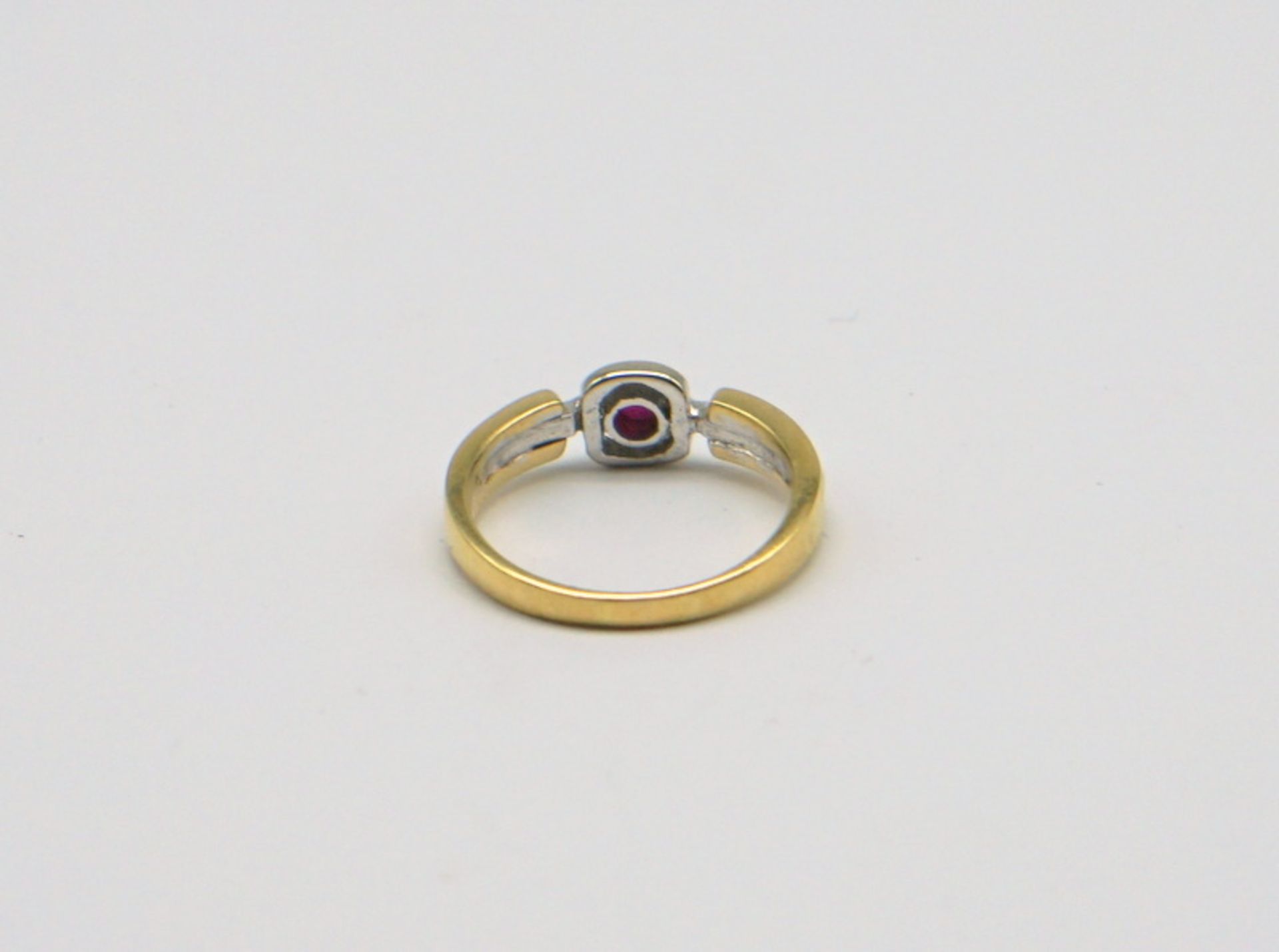 Ring mit einem kleinen Rubin, 750 GG und WG - Image 4 of 4