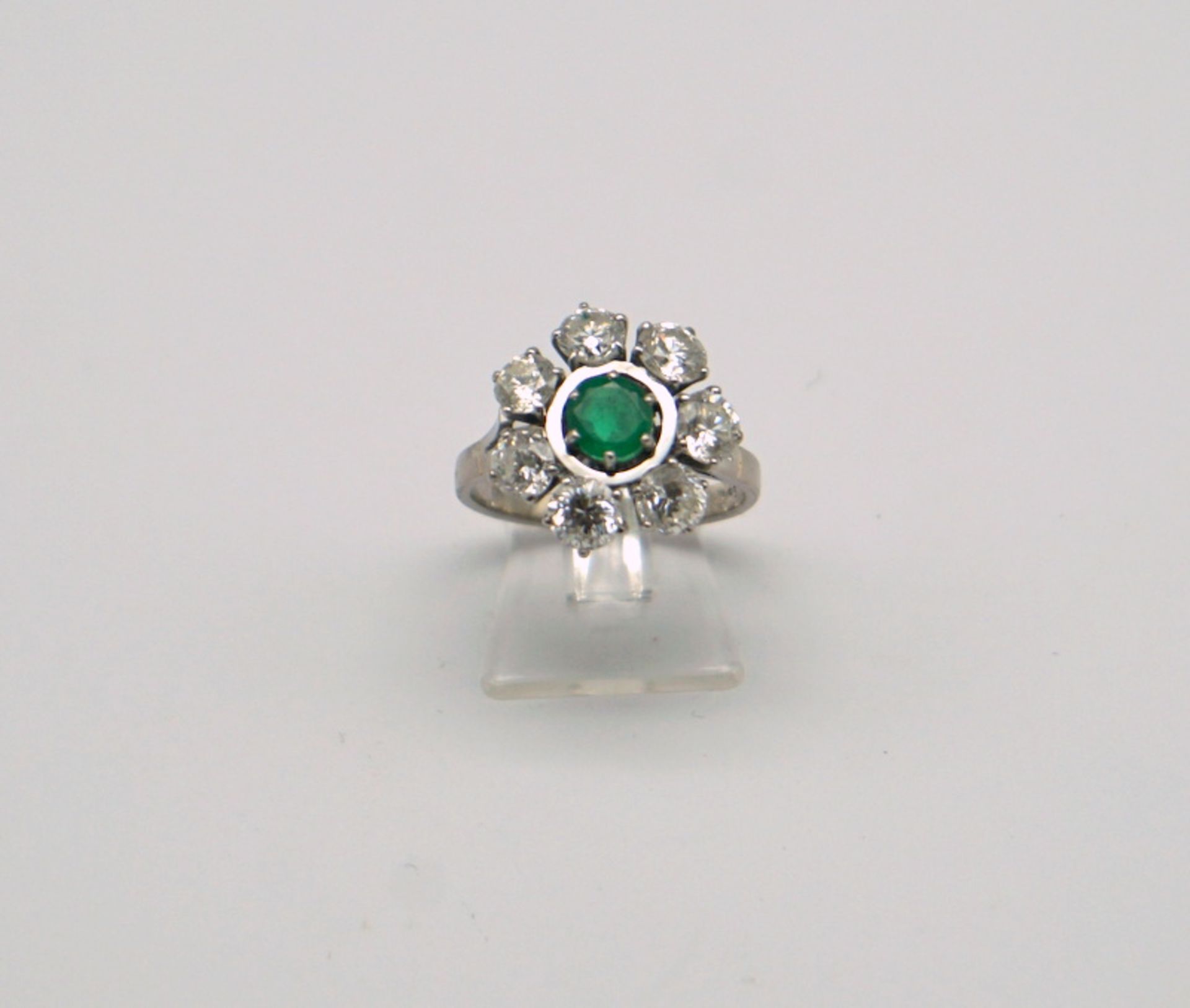 Blumenförmiger Ring mit Smaragd und Brillanten, 585 WG, 2ct Brillanten