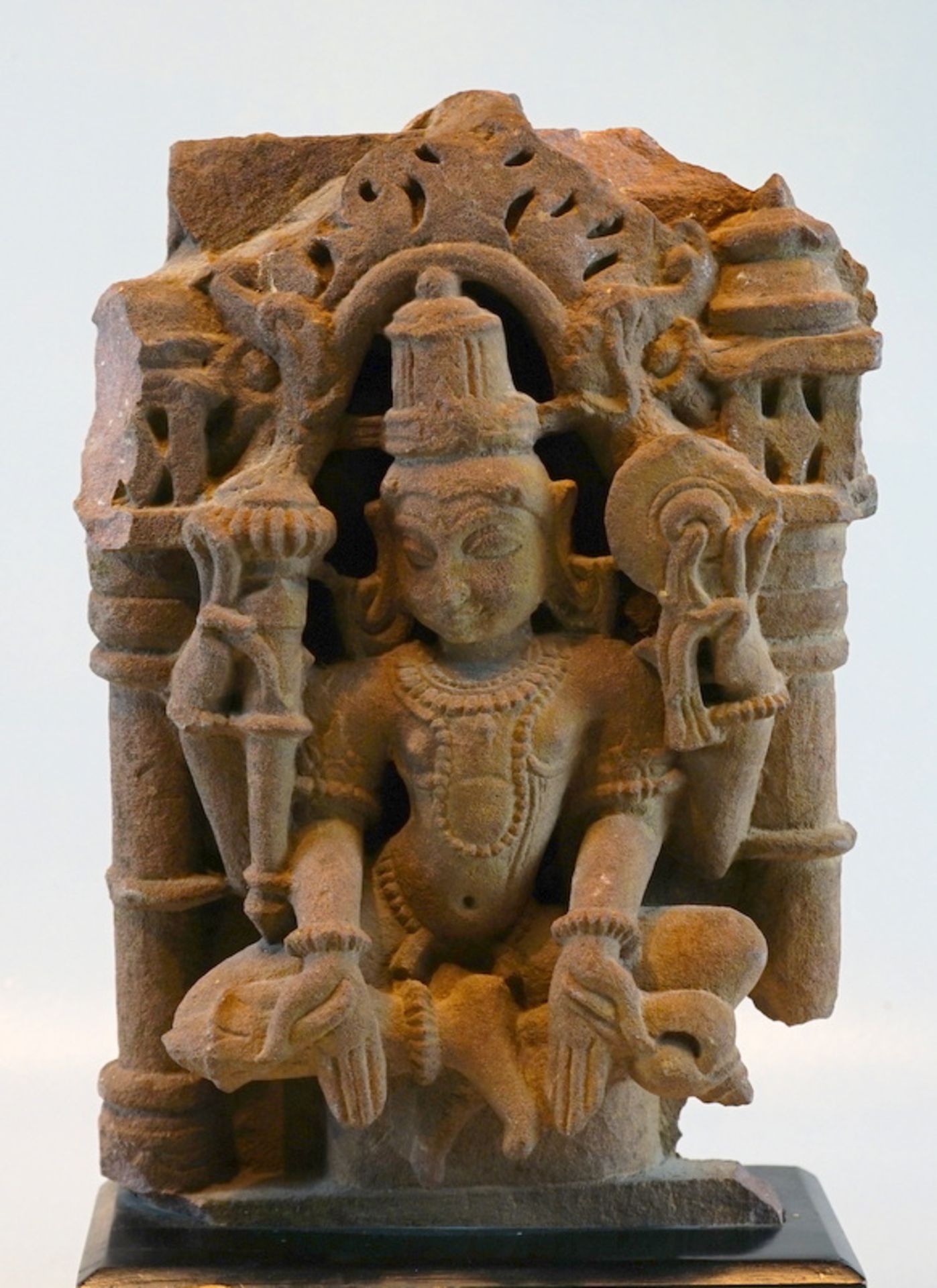 Vishnu im Meditationssitz Indien ca 1200-1400 AC