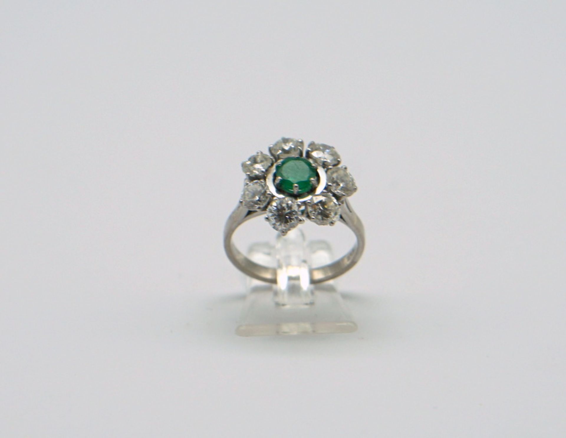 Blumenförmiger Ring mit Smaragd und Brillanten, 585 WG, 2ct Brillanten - Image 2 of 7