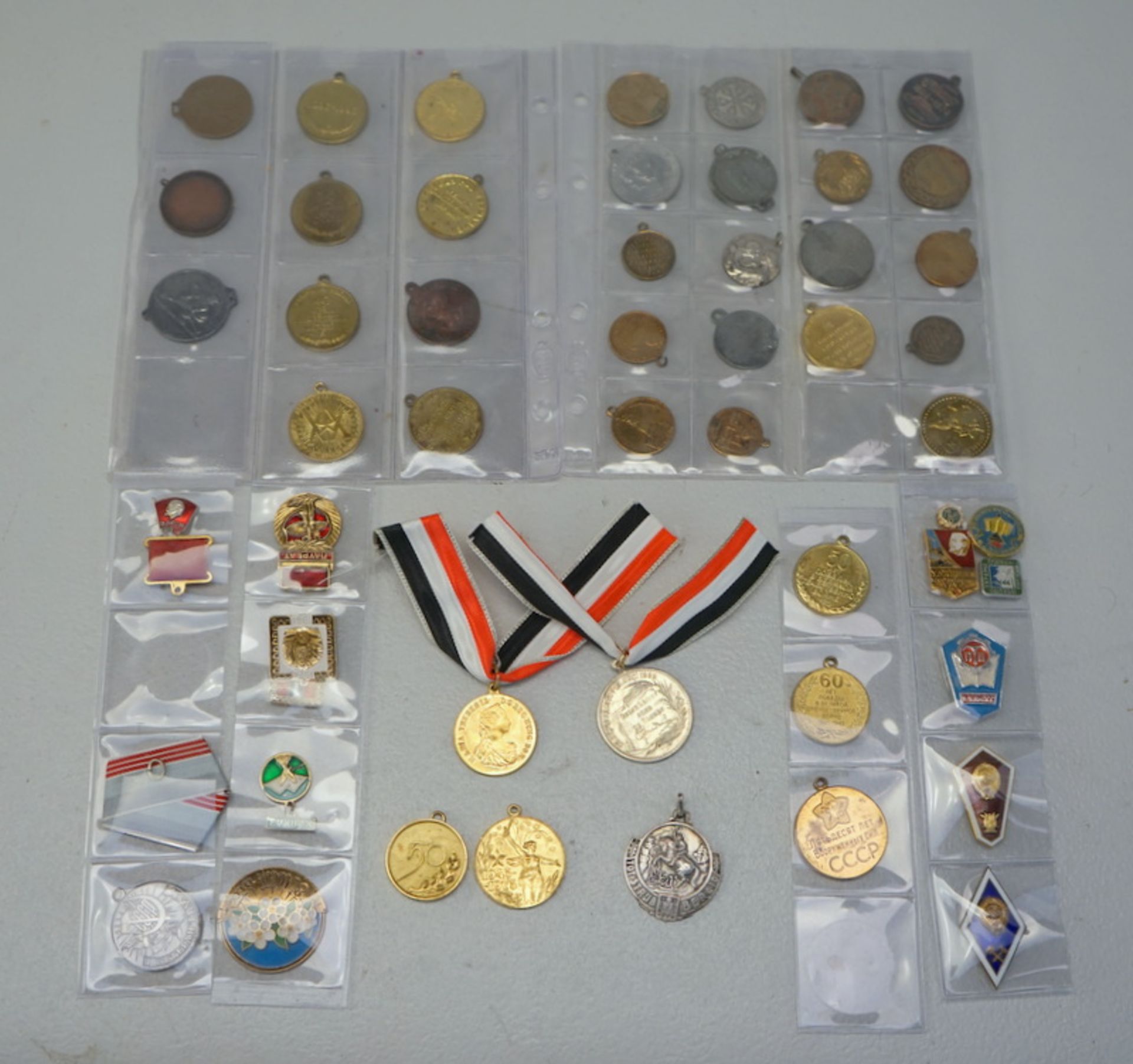 Sammlung von 49 meist Russischer Medaillen Silber etc.