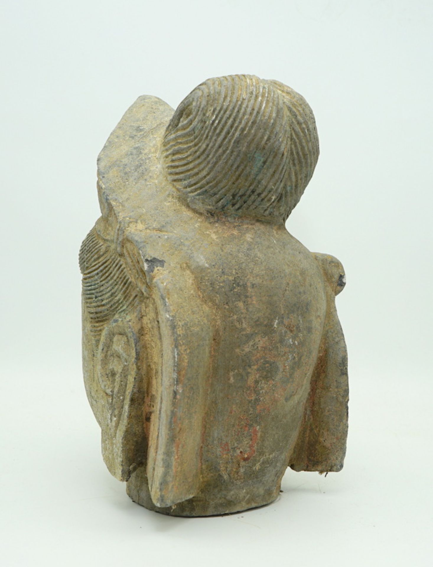 Kopf eines Bodhisathvas aus grau/grünem Schiefer - Bild 3 aus 3