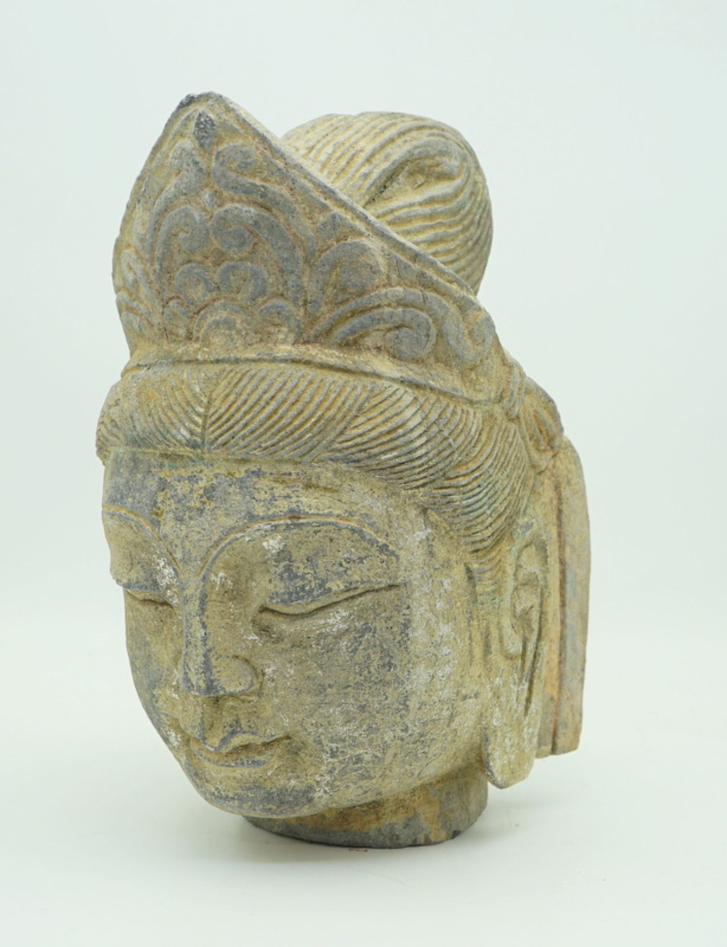 Kopf eines Bodhisathvas aus grau/grünem Schiefer - Bild 2 aus 3