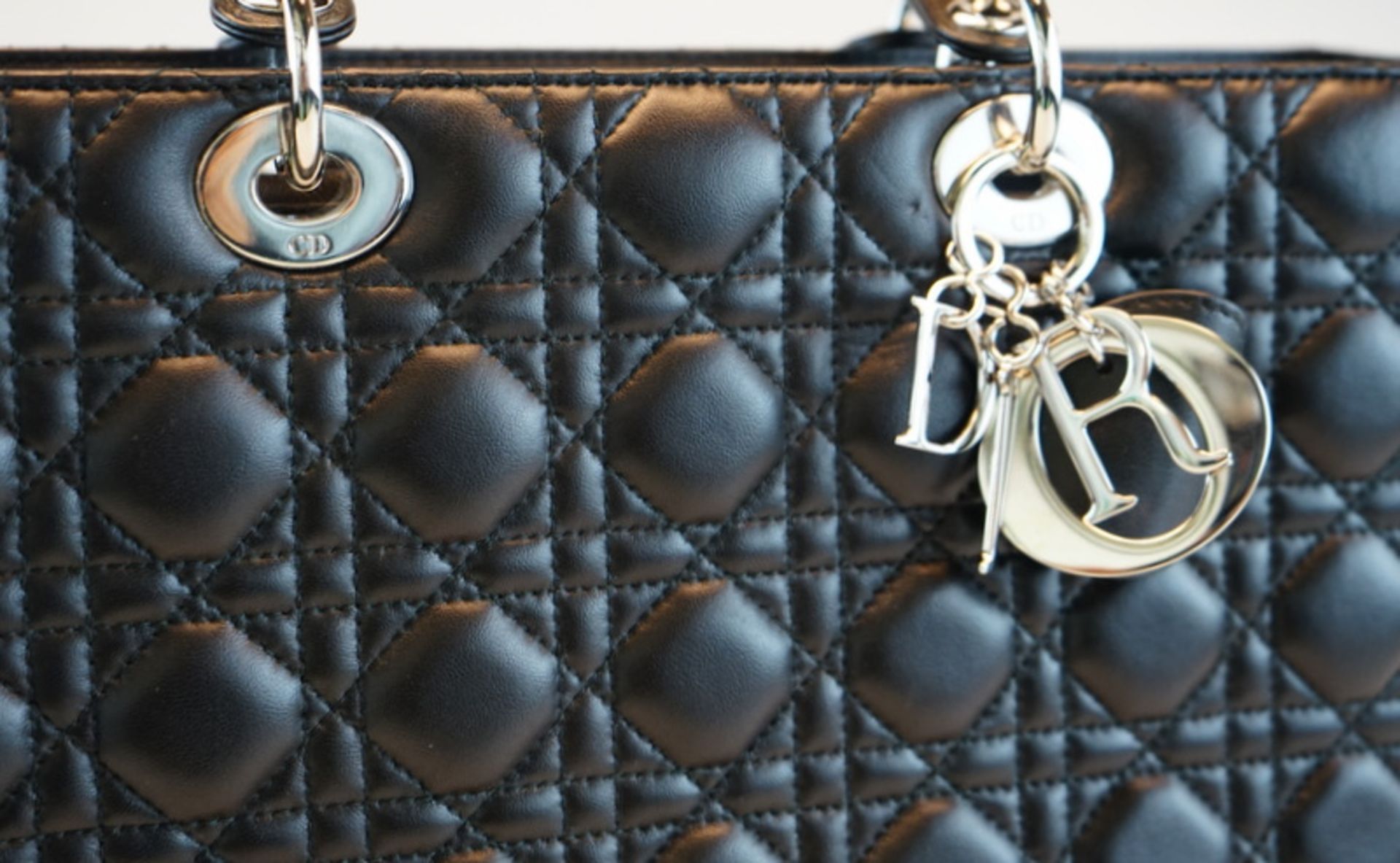 Dior, Christian: Mittelgroße Lady Dior Tasche - Bild 2 aus 5