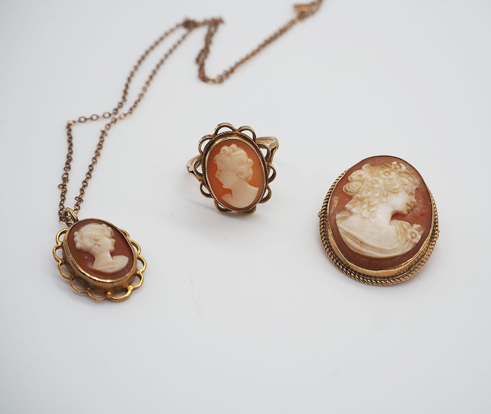 A 9ct yellow gold cameo jewellery set