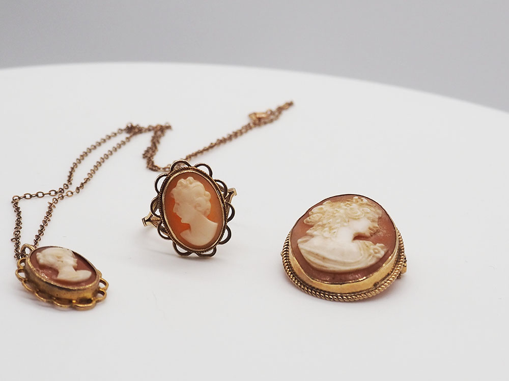 A 9ct yellow gold cameo jewellery set - Image 4 of 7