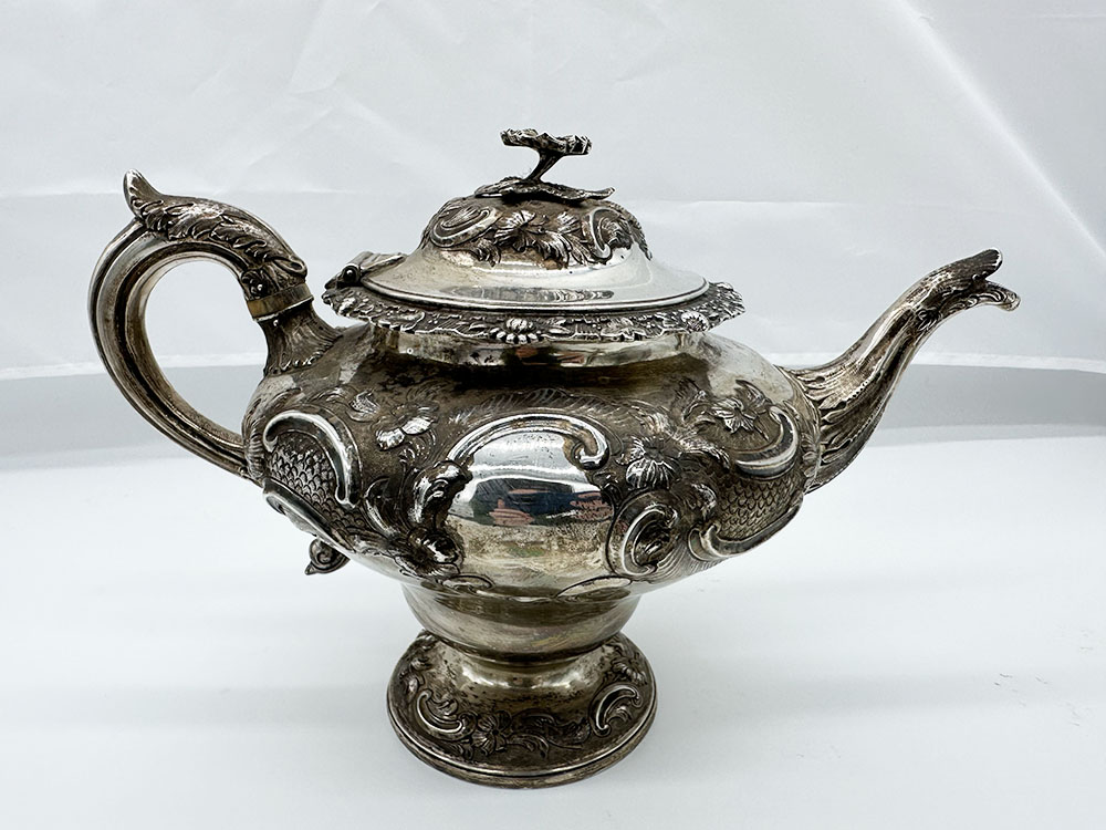 A solid silver antique tea set - Image 3 of 5