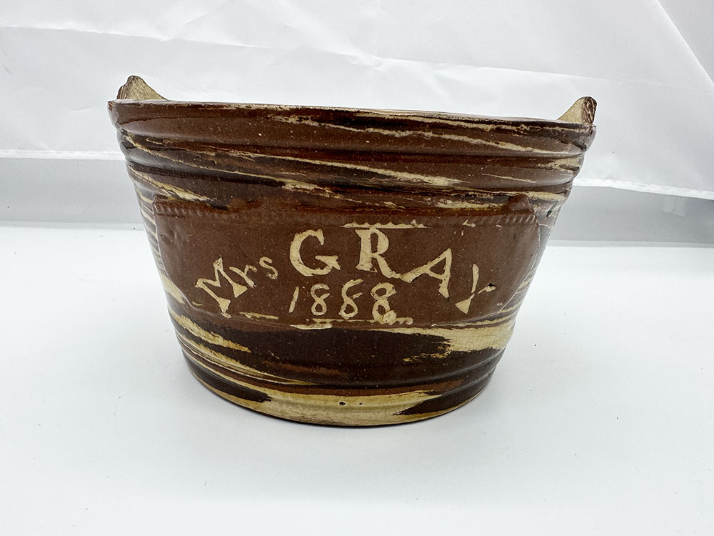 A Seaton pottery lugged bowl
