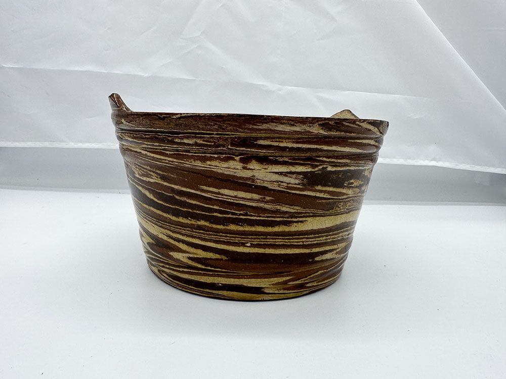 A Seaton pottery lugged bowl - Image 7 of 7