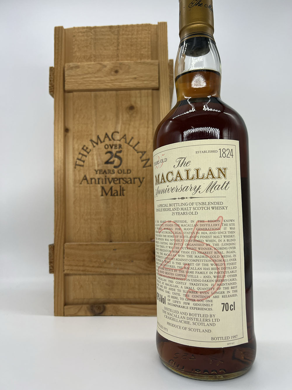 A bottle of Macallan 25 year old malt whisky - Image 2 of 4