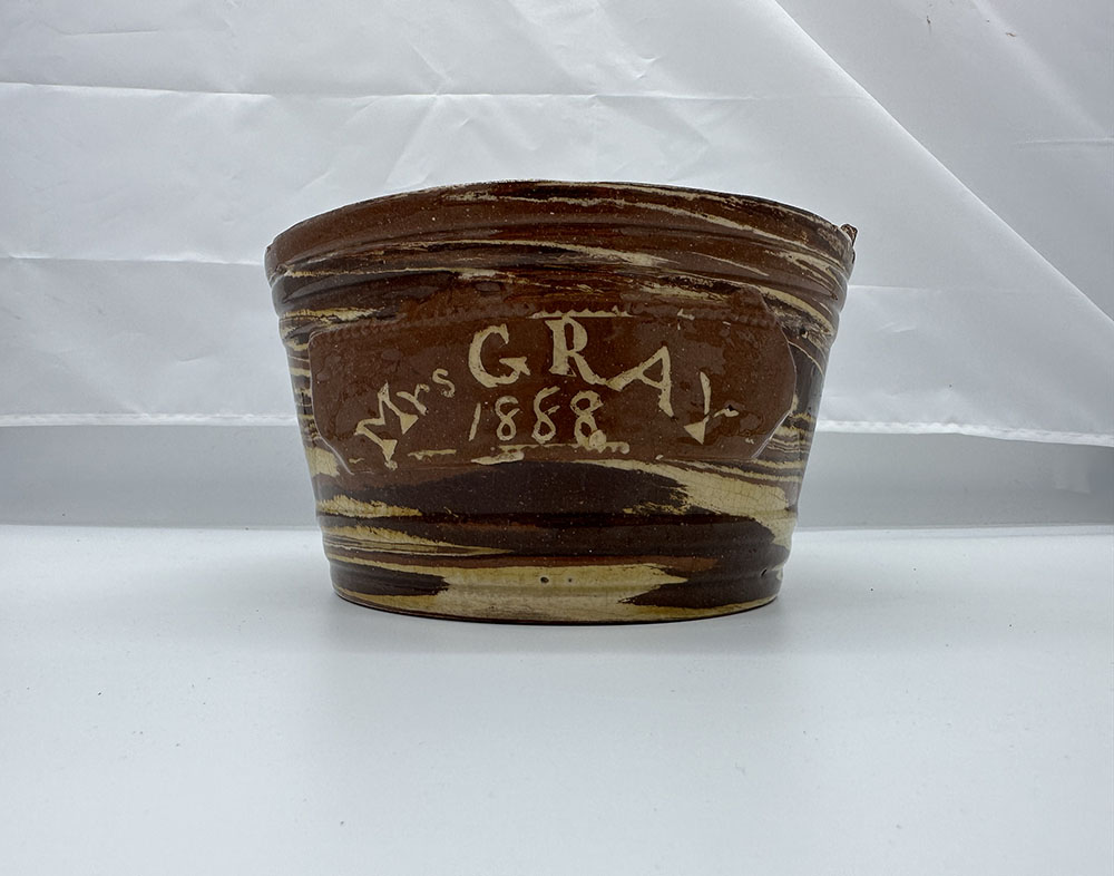 A Seaton pottery lugged bowl - Image 3 of 7