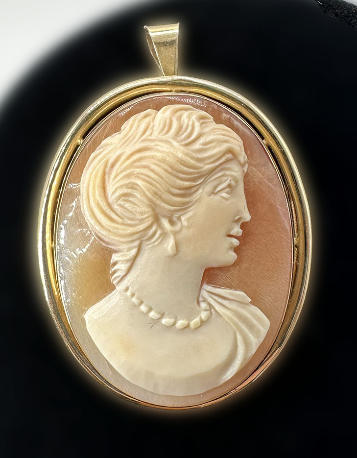 A 14ct gold cameo brooch / pendant