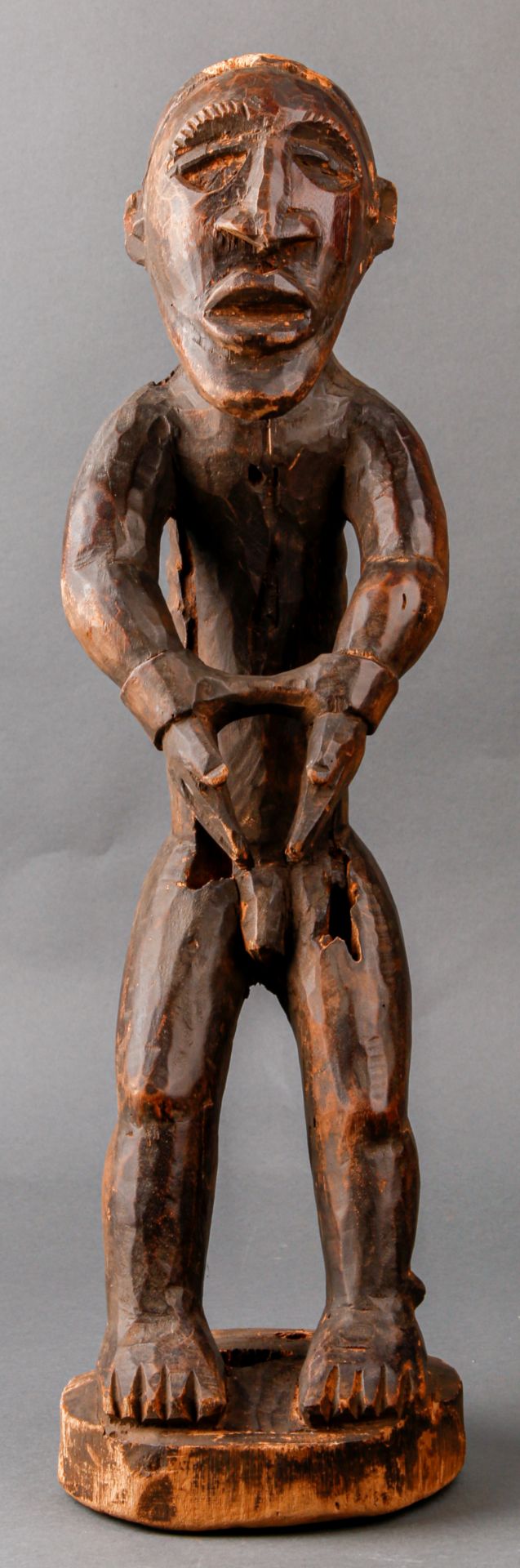 Stehende männliche Figur in Handschellen, 20. Jh., Kameruner Grasland (wohl Bamileke)