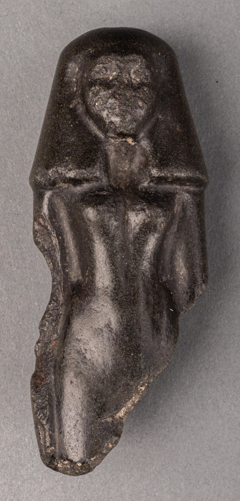 Fragment der Statue einer Stehenden, Ägypten, wohl ptolemäisch