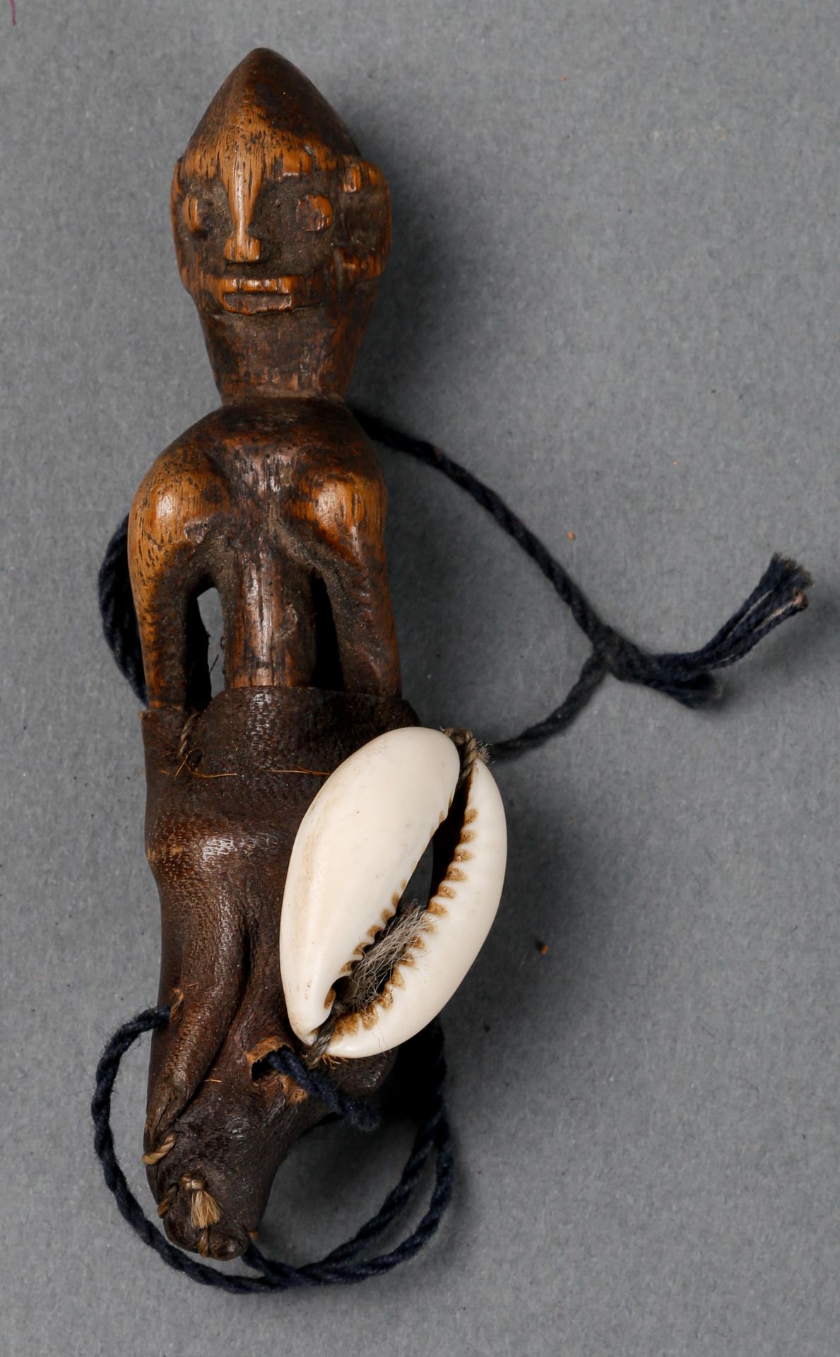 Amulett, Zauberfigur mit Kaurimuschel, Kamerun, 20. Jh.