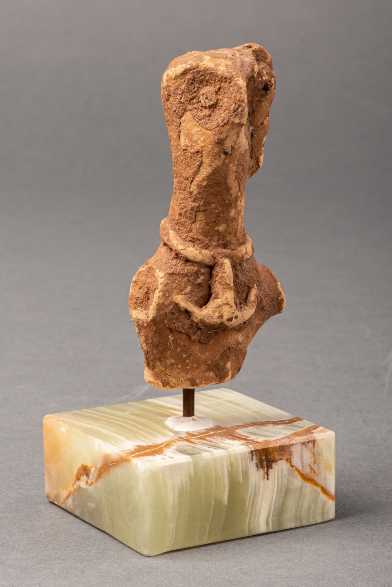 Oberkörper einer weiblichen Figur, frühminoisch, Kreta, ca. 21. Jh. v. Chr. - Bild 2 aus 2
