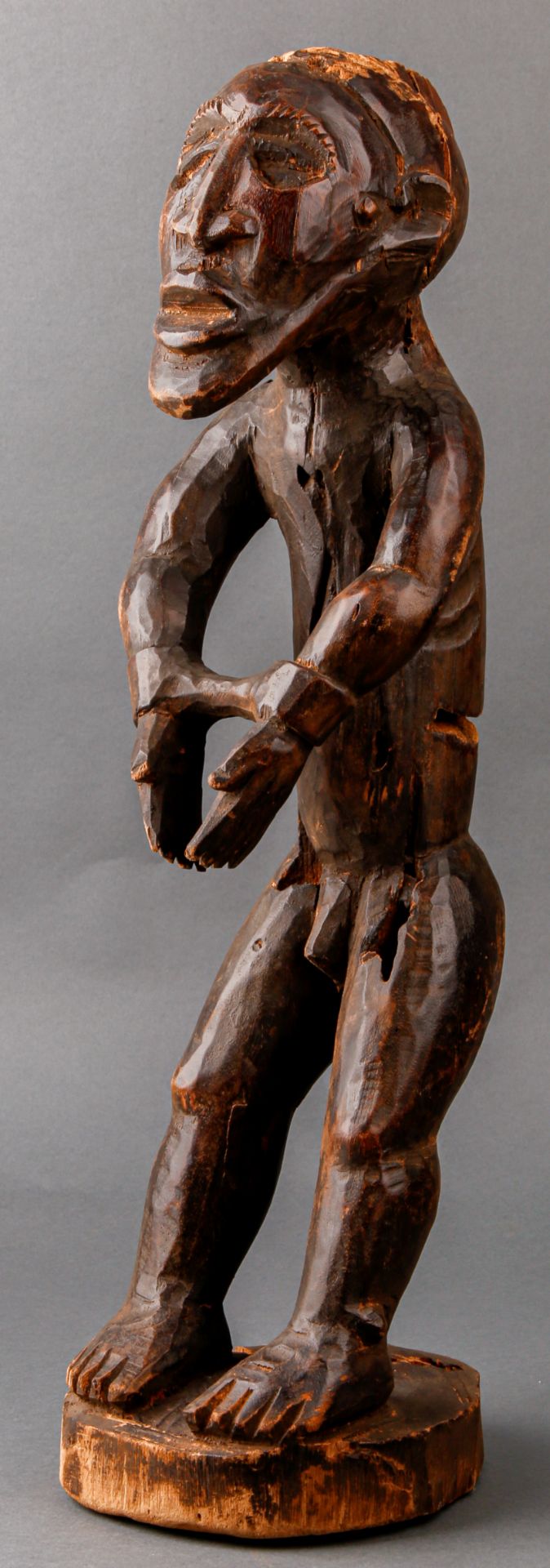 Stehende männliche Figur in Handschellen, 20. Jh., Kameruner Grasland (wohl Bamileke) - Image 2 of 2
