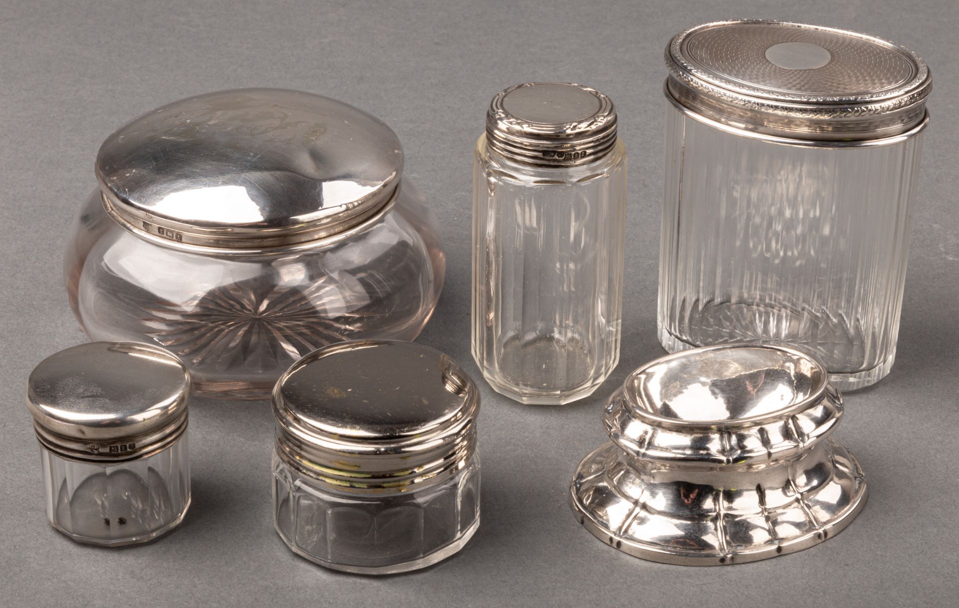 5 Glasdosen mit Silberdeckeln und 1 Salznäpfchen, alle Anfang 20. Jh.