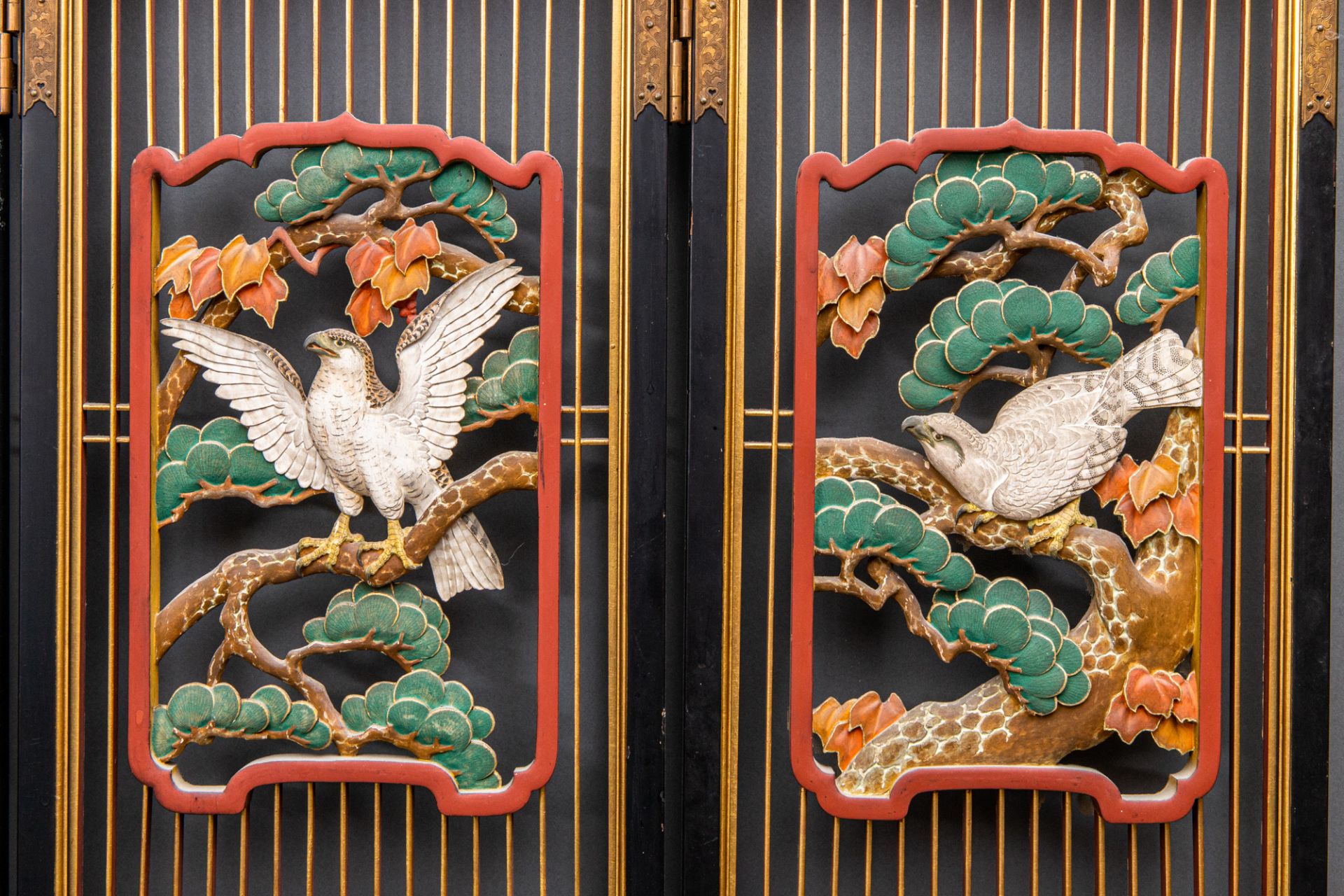 Paravent mit Falken, Holz, durchbrochen beschnitzt und farbig gefasst, 1. H. 20. Jh. - Bild 3 aus 4