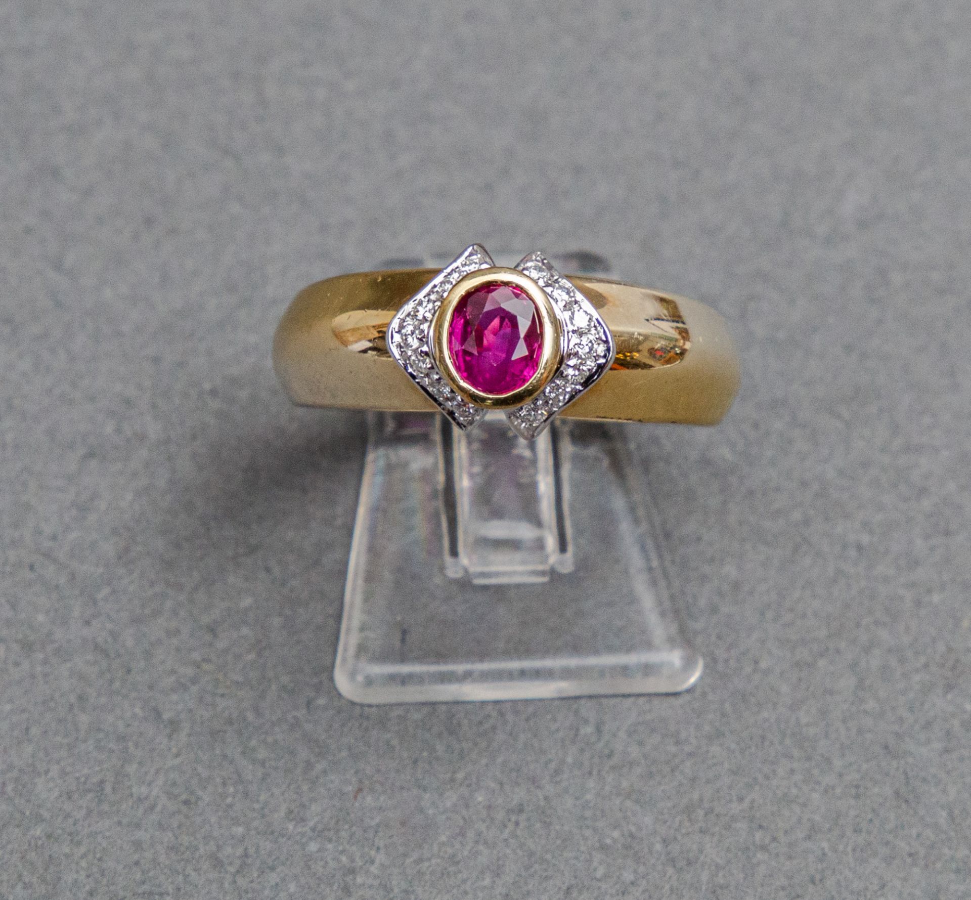 Ring mit Rubin und Diamantbesatz, 585er GG u. WG - Bild 2 aus 2