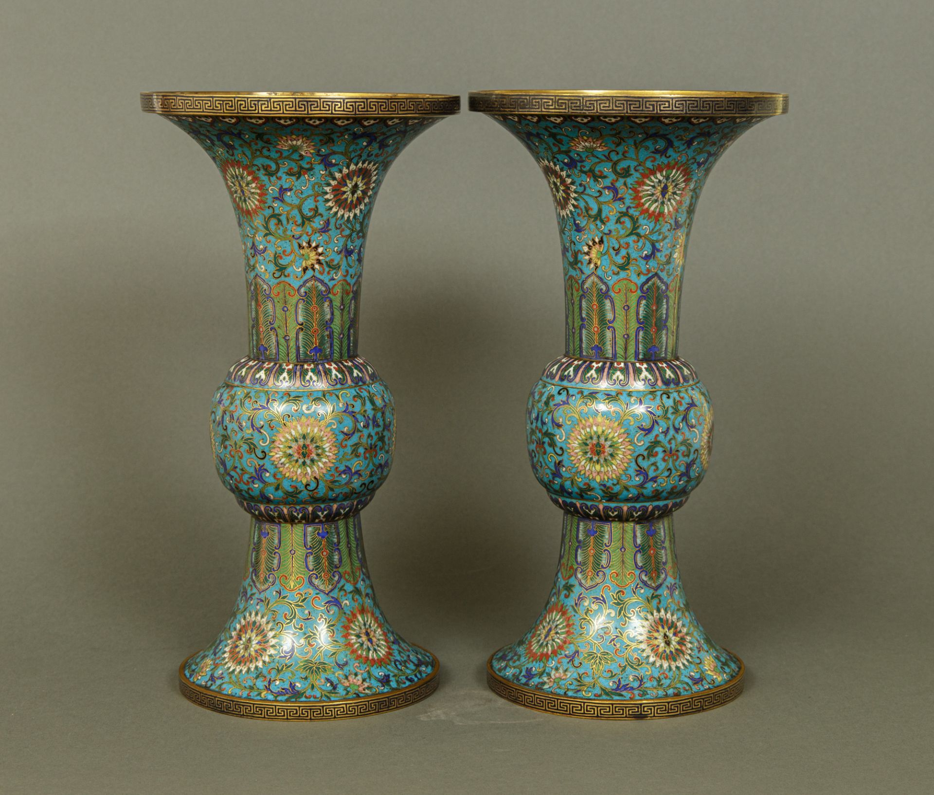 Paar Cloisonné Gu-Vasen, China, Qing Dynastie, 1644-1911