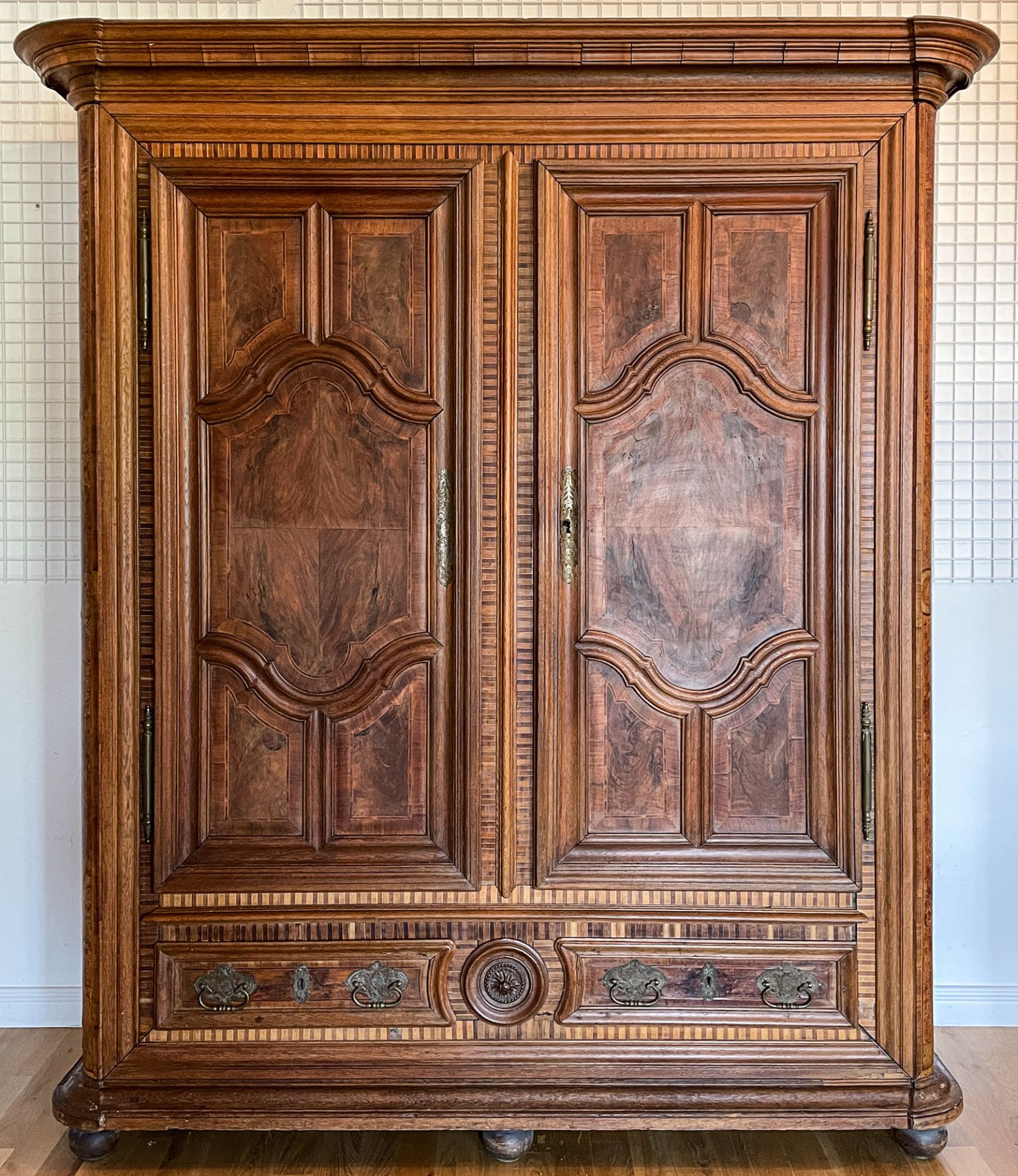 Außergewöhnlicher Zweibrücker Schrank um 1760-80, zweitürig mit Sockelschubladen.