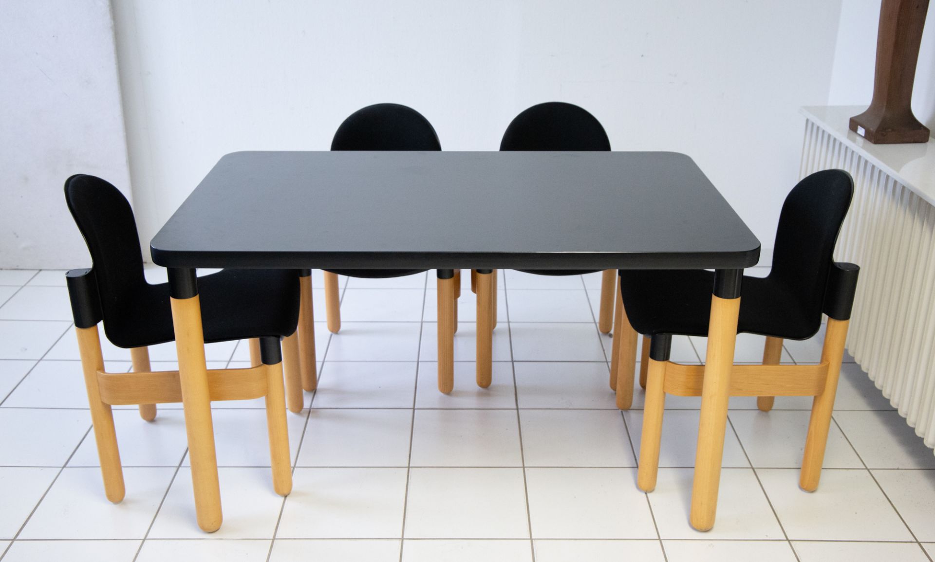 4 Thonetstühle (Stapelstühle) mit Tisch