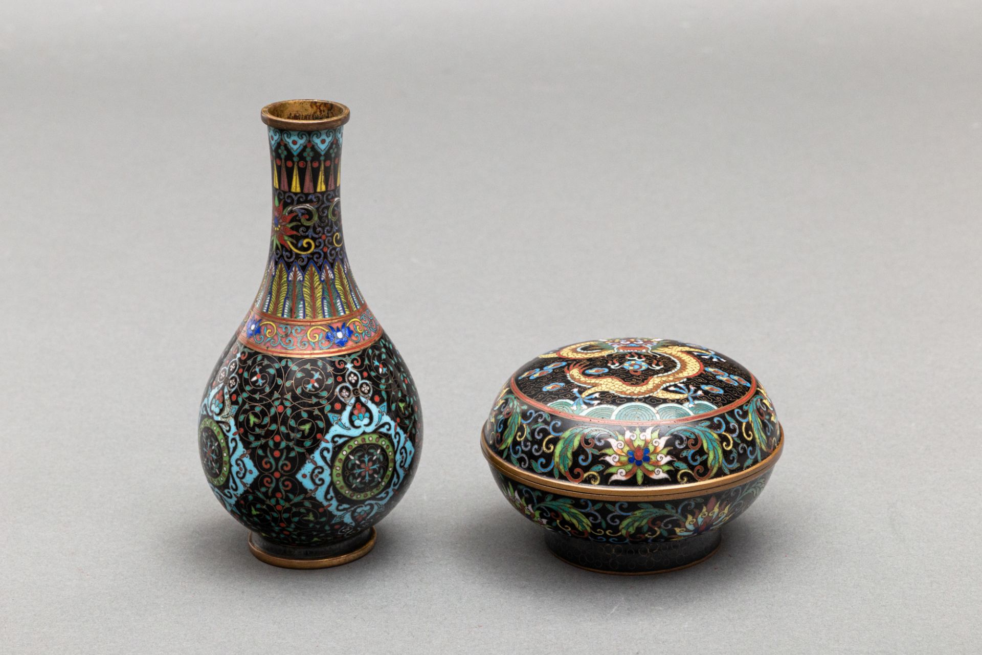 Cloisonné Deckeldose und Vase, China, um 1900