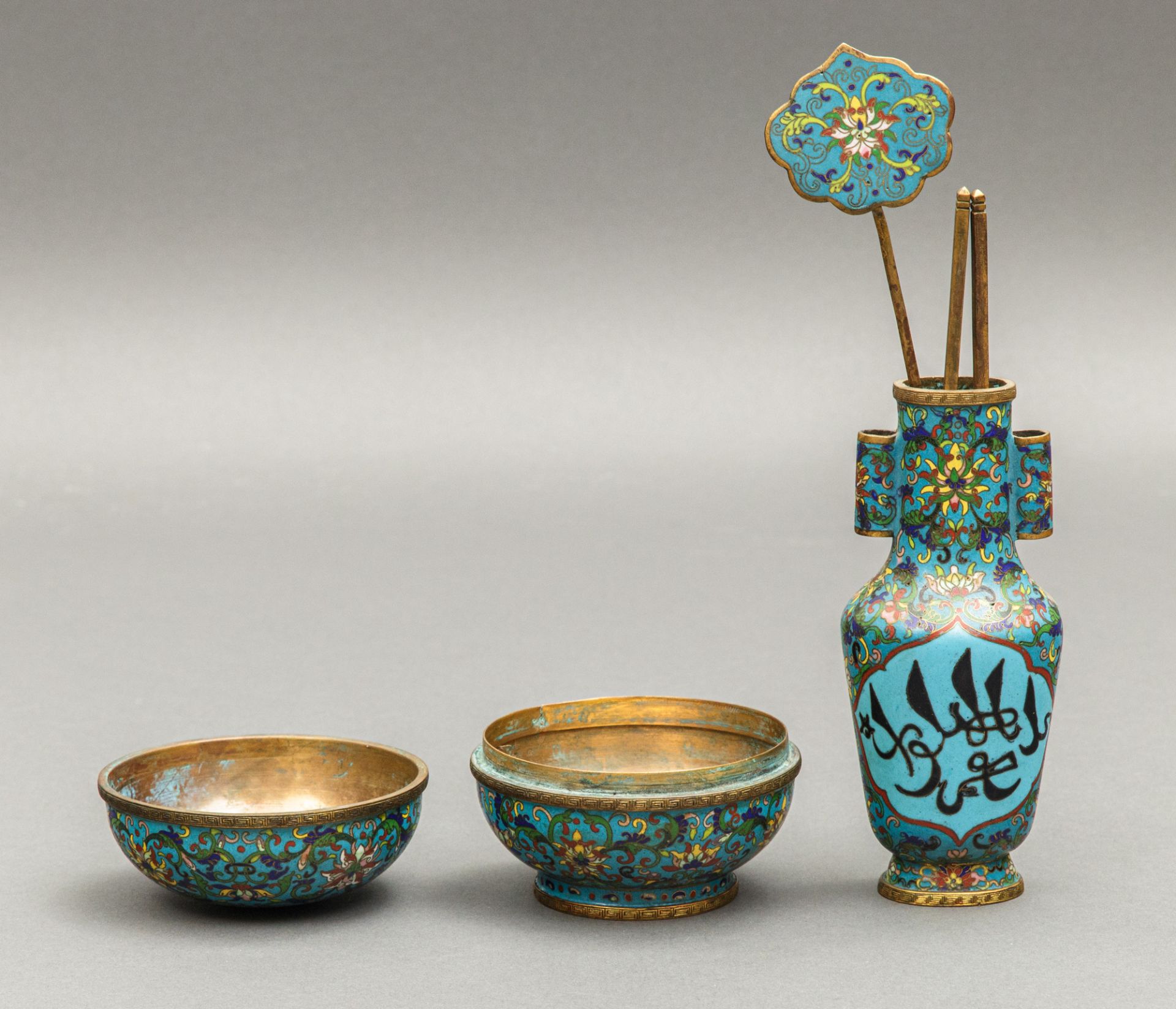 Deckeldose und Vase im sino-islamischen Stil, China, Qing Dynastie, 1644-1911 - Bild 3 aus 3