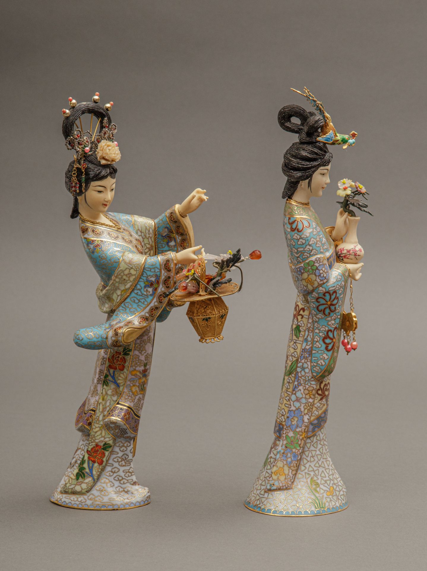 Paar elegante Manchu Hofdamen, China, 20 Jh. - Bild 4 aus 4