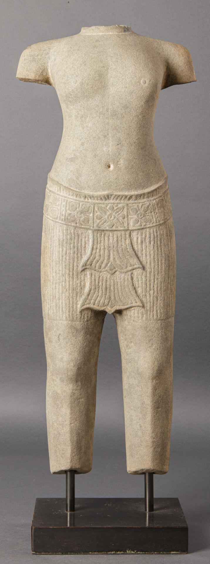 Torso einer Gottheit, Khmer im Baphuon-Stil (Kambodscha)