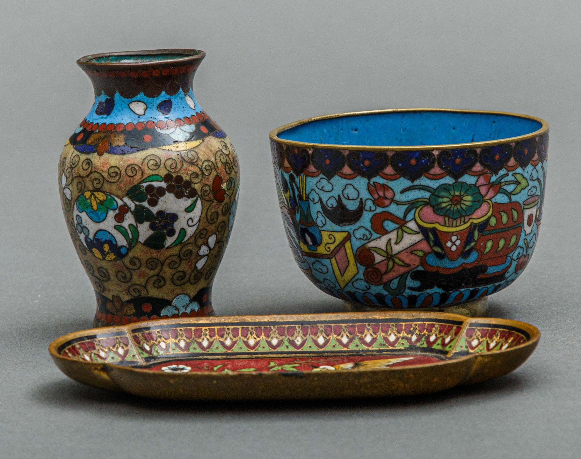 Drei Cloisonné Objekte, Japan und China, wohl 19 Jh. - Image 2 of 3