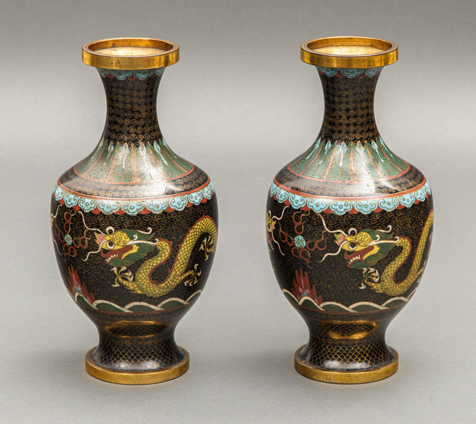 Paar Cloisonné Vasen, China, wohl Qing-Dynastie, Guangxu Zeit (1871-1908) - Bild 2 aus 5