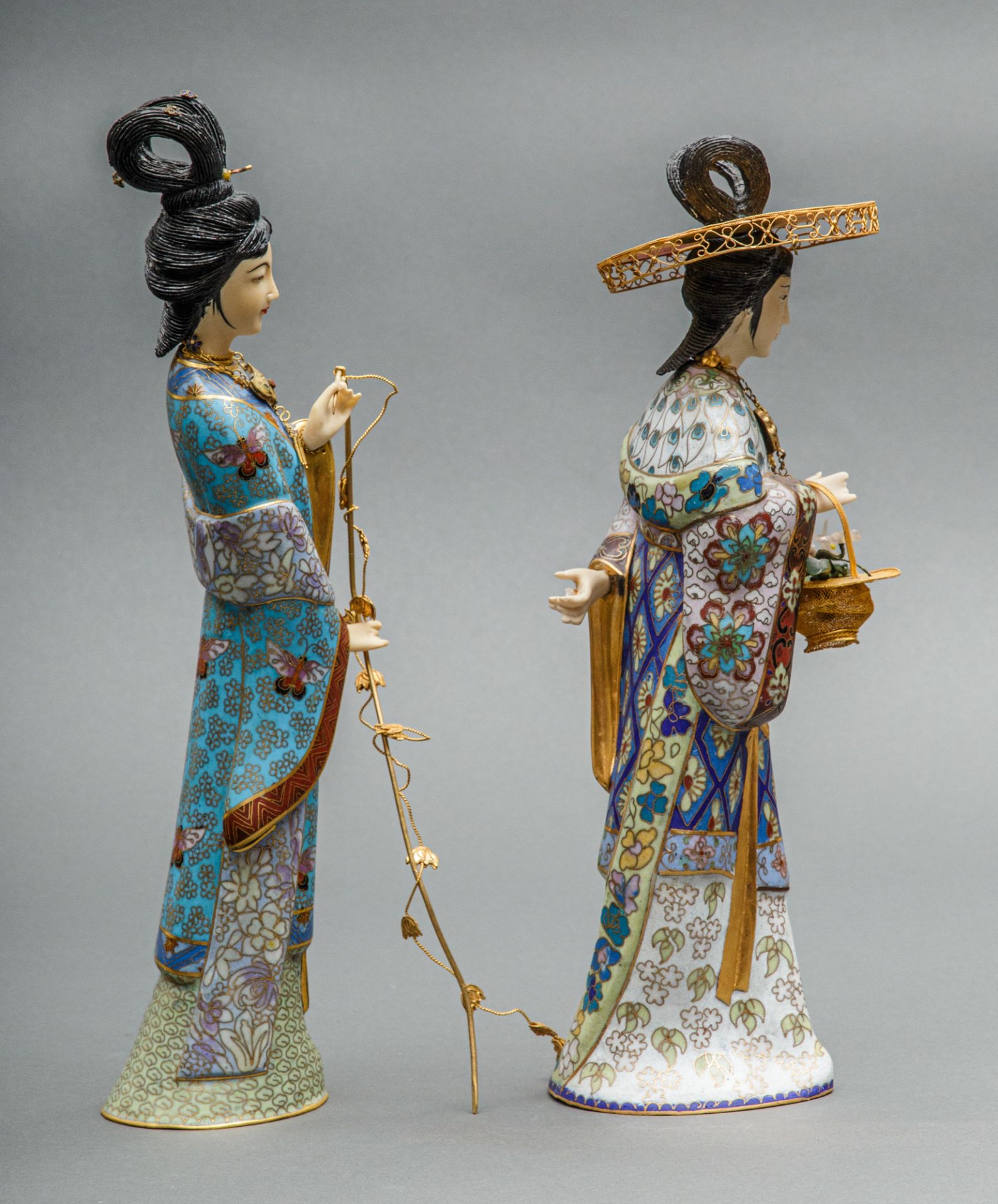 Paar elegante Manchu Hofdamen, China, 20 Jh. - Bild 4 aus 4