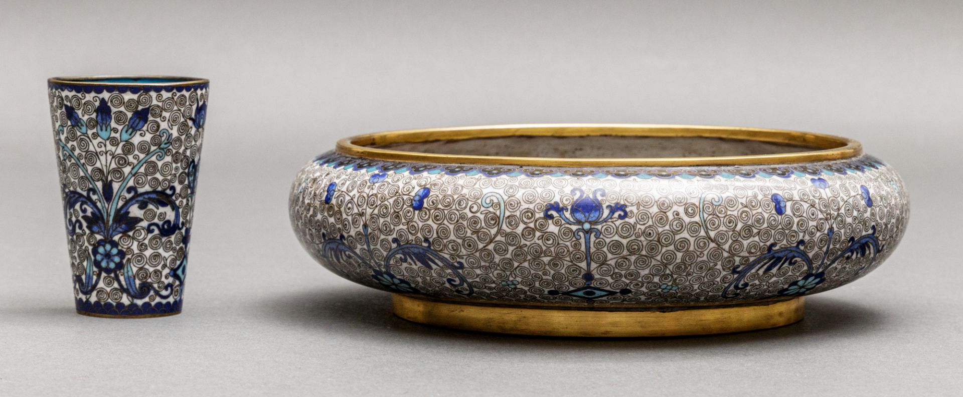 Cloisonné Schale und kleiner Becher, China, um 1900 - Bild 2 aus 3