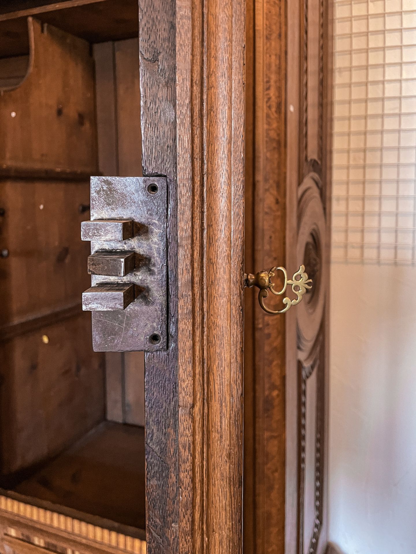 Außergewöhnlicher Zweibrücker Schrank um 1760-80, zweitürig mit Sockelschubladen. - Bild 5 aus 10