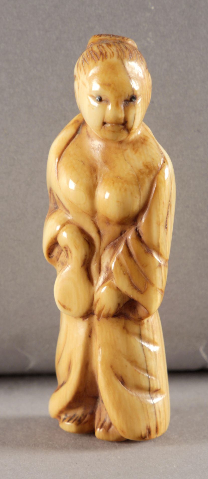 Netsuke aus Elfenbein geschnitzt, Japan, wohl 19. Jh.